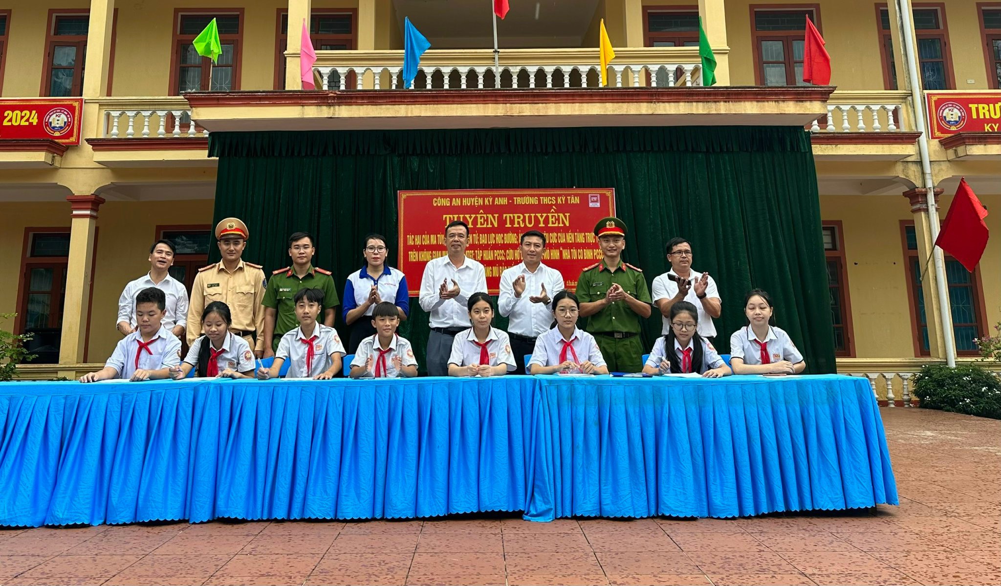 Ban công an xã triển khai công tác Phòng cháy chữa cháy cho học sinh Trường THCS Kỳ Tân