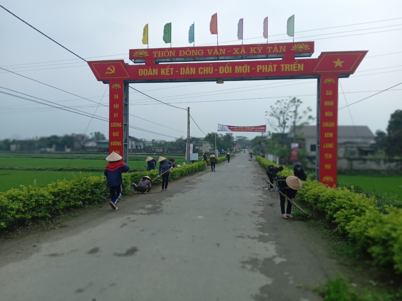 Ngày 05/03/2023 chi  hội  phụ  nữ  thôn  Đông  Văn tổ chức  tổng  dọn  vệ sinh  trên  tuyến  đường  tự  quản.
