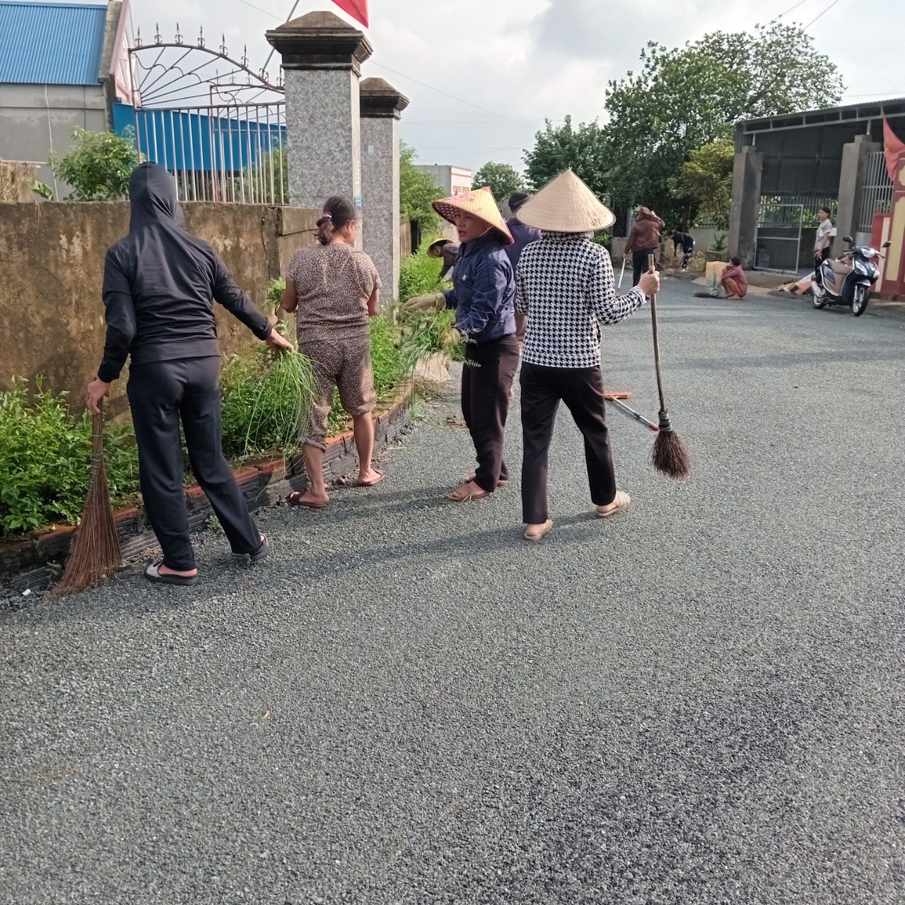 Chiều ngày 15/10 Chi hội phụ nữ thôn Xuân Tho tổng dọn vệ sinh môi trường.