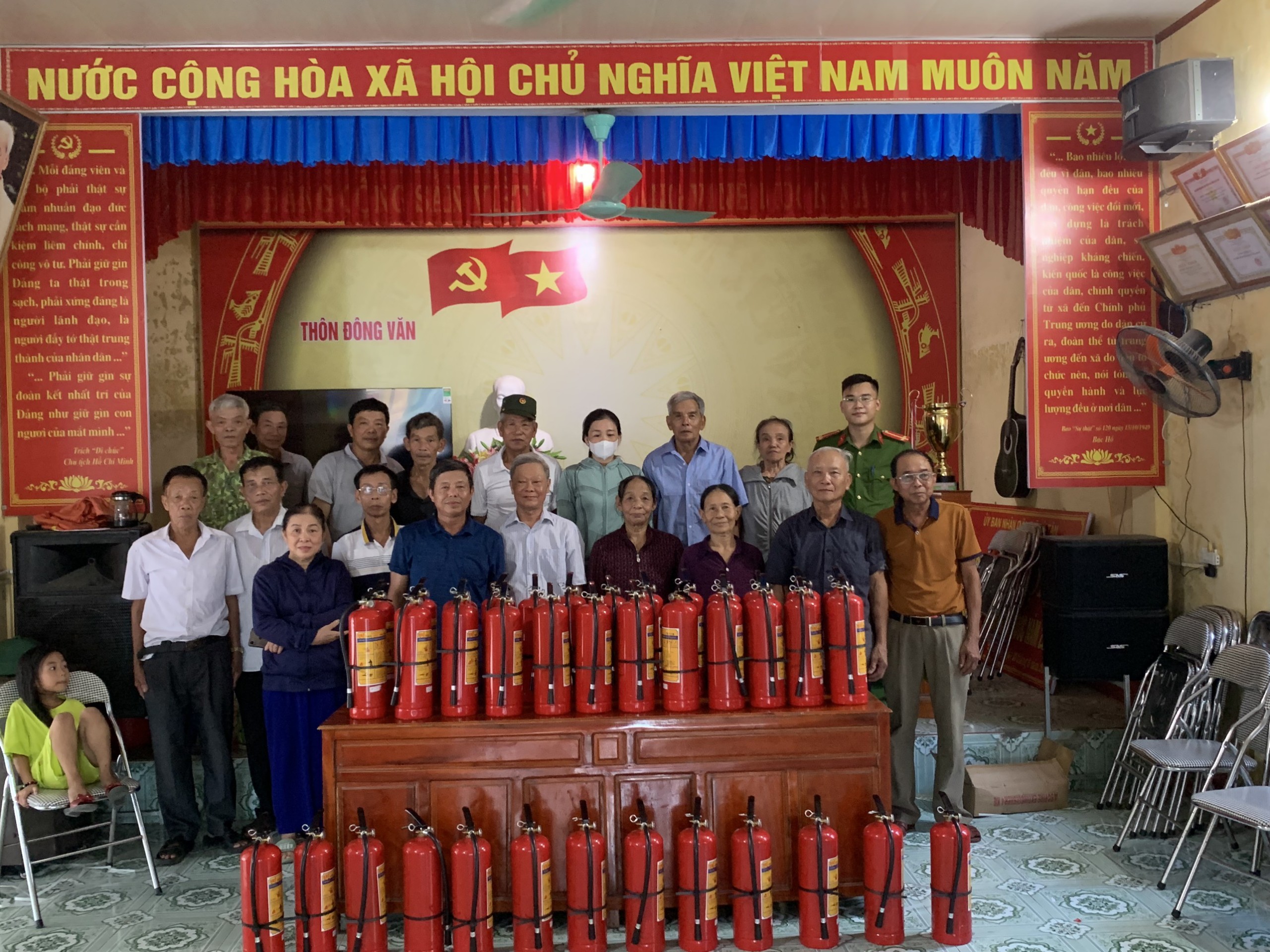 Ban công an xã tuyên truyền cán bộ Đảng viên và Nhân dân mua bình chữa cháy tại thôn Đông Văn, Kỳ Tân