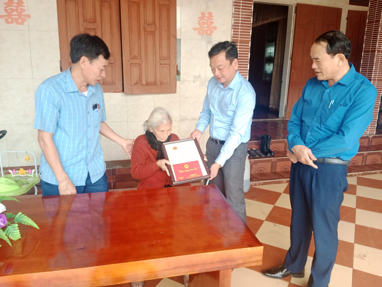 Sáng ngày 04/01/2024 Đồng chí Hồ Huy Thành TUV Bí Thư huyện ủy về trao quà cho 4 cụ tuổi thọ 100 tuổi tại xã Kỳ Tân